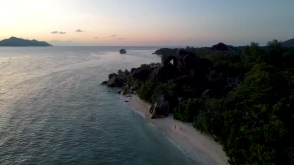Anse Source dArgent Strand, Insel La Digue, Seychellen, Drohnenaufnahme von La Digue Seychellen aus der Vogelperspektive — Stockvideo