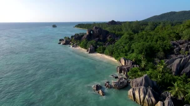 Anse Source dArgent beach, La Digue Island, Seyshelles, Drone légi felvétel a La Digue Seychelles madártávlatból — Stock videók