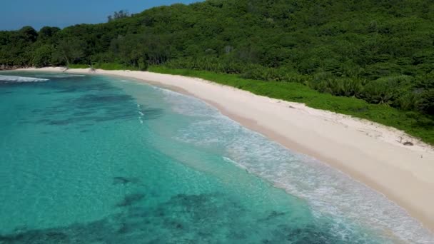 Anse Cocos Strand, Insel La Digue, Seychellen, Drohnenaufnahme von La Digue Seychellen aus der Vogelperspektive — Stockvideo