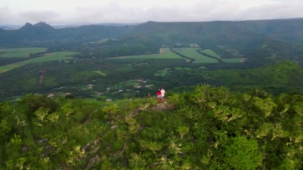 Mauritius, gün batımında dağdan manzara, Black River Gorges Ulusal Parkı Mauritius, gün batımını izleyen çift. — Stok video