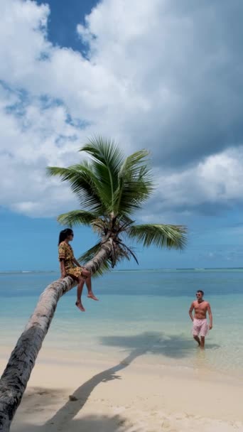 Anse Takamaka beach Mahe Seychelles, tropical beach with palm trees and a blue ocean, couple man and woman on the beach — стокове відео