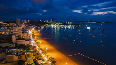 Pattaya şehir alfabesinin dağdaki havadan görünüşü, Pattaya, Tayland 'ın ufuk çizgisi üzerinde panoramik manzara.
