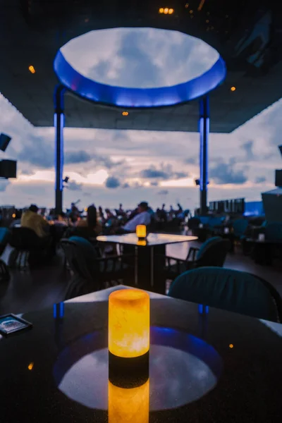 Pohled z terasy baru Hilton Sky při západu slunce. Pattaya střešní bar Thajsko, — Stock fotografie