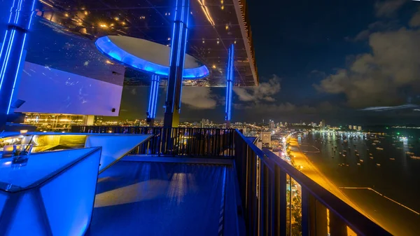 Vista desde la terraza del Hilton Sky Bar al atardecer. Pattaya bar en la azotea Tailandia —  Fotos de Stock