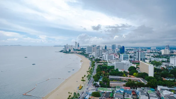 Pattaya şehir alfabesinin dağdaki havadan görünüşü, Pattaya, Tayland 'ın ufuk çizgisi üzerinde panoramik manzara. — Stok fotoğraf