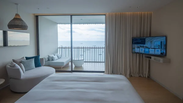 Pattaya Tailandia, moderno hotel Hilton en la playa frente al mar carretera Pattaya, habitación de hotel de diseño moderno — Foto de Stock