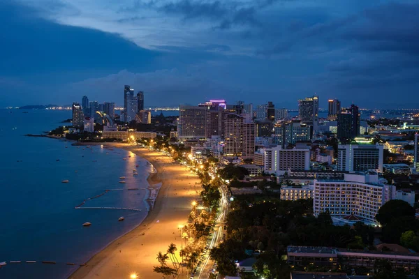 Pattaya şehir alfabesinin dağdaki havadan görünüşü, Pattaya, Tayland 'ın ufuk çizgisi üzerinde panoramik manzara. — Stok fotoğraf