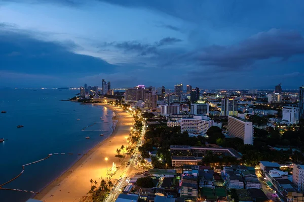 Pattaya şehir alfabesinin dağdaki havadan görünüşü, Pattaya, Tayland 'ın ufuk çizgisi üzerinde panoramik manzara. — Stok fotoğraf