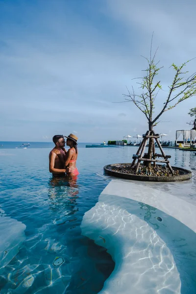 Couple man and woman on a luxury vacation enjoying the infinity pool on the rooftop, Pattaya Thailand — Stock Fotó