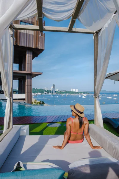 Couple man and woman on a luxury vacation enjoying the infinity pool on the rooftop, Pattaya Thailand — Stok fotoğraf