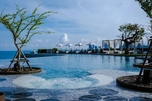 Pattaya Thailand, modern Hilton hotel at ocean front beach road Pattaya modern infinity pool — Stok fotoğraf