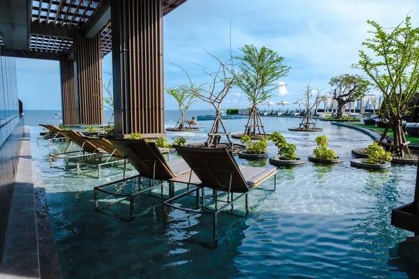 Pattaya Thailand, modern Hilton hotel at ocean front beach road Pattaya modern infinity pool — Fotografia de Stock