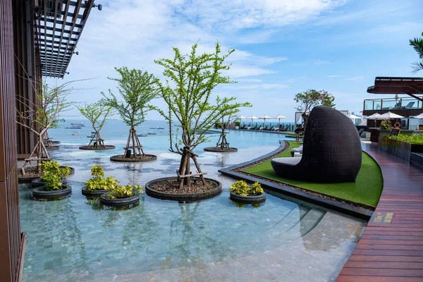 Pattaya Thailand, modern Hilton hotel at ocean front beach road Pattaya modern infinity pool — Fotografia de Stock