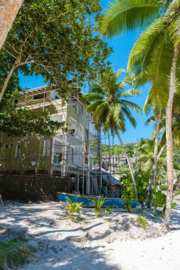 Mahe Seyşeller, Mahe Seyşeller sahilinde palmiye ağaçları ve mavi bir okyanusla tropikal plaj Mahe Seyşeller plajı.