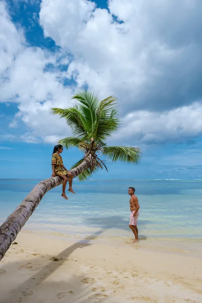 Mahe Seychelles, tropical beach with palm trees and a blue ocean at Mahe Seychelles Anse Royale beach, couple man and woman on vacation Seychelles — Stockfoto