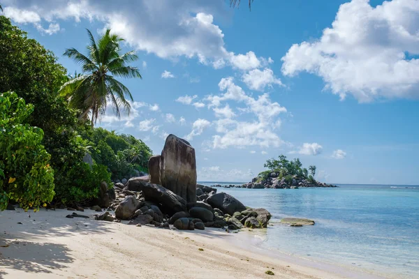 Mahe Seychelles，热带海滩，有棕榈树和蓝色海洋，位于Mahe Seychelles Anse Royale海滩塞舌尔Mahe — 图库照片