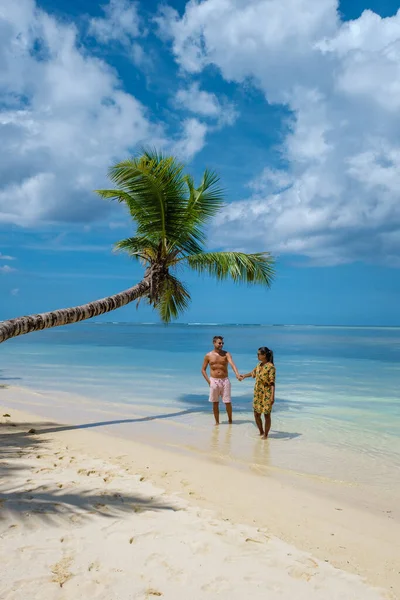 Mahe Seychelles, spiaggia tropicale con palme e un oceano blu a Mahe Seychelles Spiaggia di Anse Royale, coppia uomo e donna in vacanza Seychelles — Foto Stock