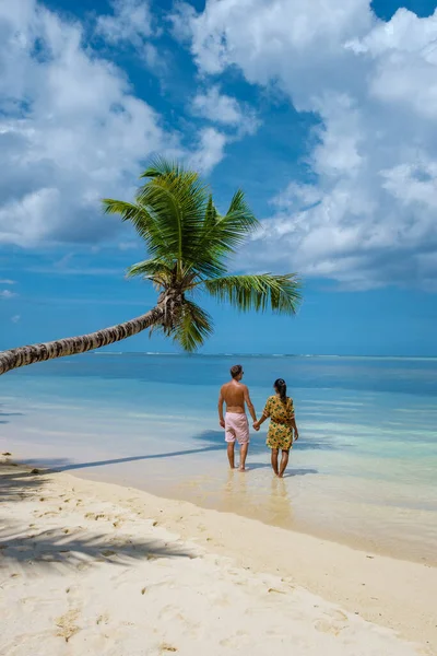 Mahe Σεϋχέλλες, τροπική παραλία με φοίνικες και ένα μπλε ωκεανό σε Mahe Σεϋχέλλες Anse Royale παραλία, ζευγάρι άνδρας και γυναίκα στις διακοπές Σεϋχέλλες — Φωτογραφία Αρχείου