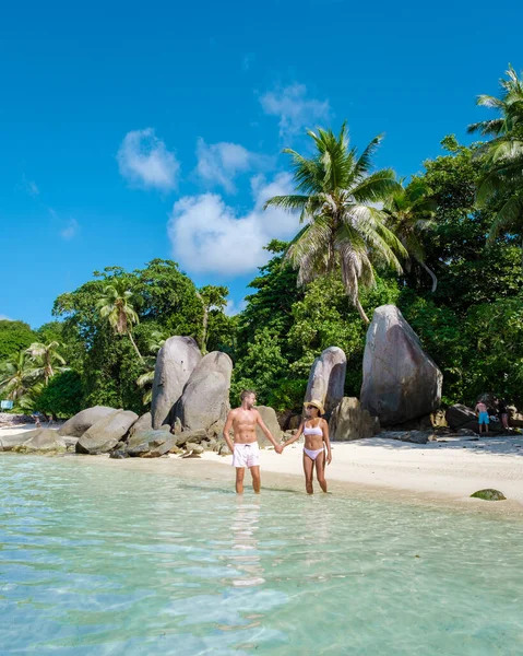Mahe Seychellen, tropisch strand met palmbomen en een blauwe oceaan bij Mahe Seychellen Anse Royale strand, paar man en vrouw op vakantie Seychellen — Stockfoto