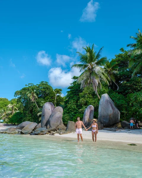 Mahe Σεϋχέλλες, τροπική παραλία με φοίνικες και ένα μπλε ωκεανό σε Mahe Σεϋχέλλες Anse Royale παραλία, ζευγάρι άνδρας και γυναίκα στις διακοπές Σεϋχέλλες — Φωτογραφία Αρχείου