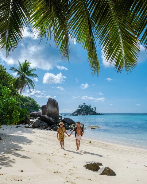 Mahe Seychellen, tropisch strand met palmbomen en een blauwe oceaan bij Mahe Seychellen Anse Royale strand, paar man en vrouw op vakantie Seychellen — Stockfoto