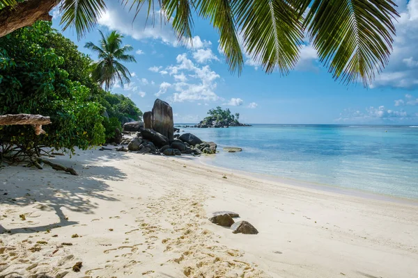 Mahe Seychelles，热带海滩，有棕榈树和蓝色海洋，位于Mahe Seychelles Anse Royale海滩塞舌尔Mahe — 图库照片