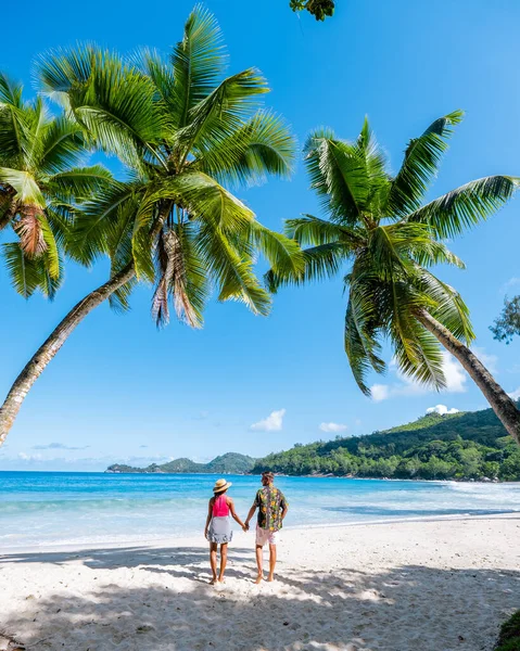 Par man och kvinna på semester Seychellerna, Mahe Seychellerna, tropisk strand med palmer och ett blått hav vid Mahe Seychellerna Anse Takamaka stranden Mahe Seychellerna — Stockfoto