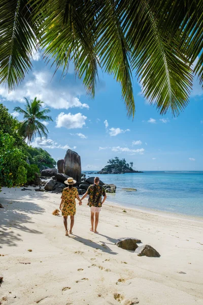 Mahe Seychelles, tropical beach with palm trees and a blue ocean at Mahe Seychelles Anse Royale beach, couple man and woman on vacation Seychelles — Stockfoto