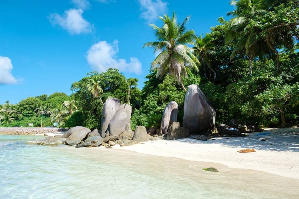 Mahe Seychelles, playa tropical con palmeras y un océano azul en Mahe Seychelles Anse Royale playa Seychelles Mahe — Foto de Stock