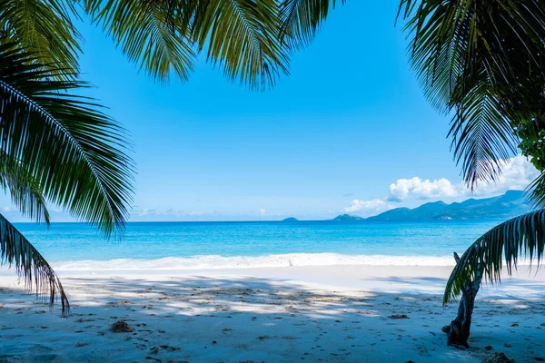 Пляж Anse Fabdance Mahe Seychelles, пляж Fabal с пальмами Seychelles Mahe — стоковое фото