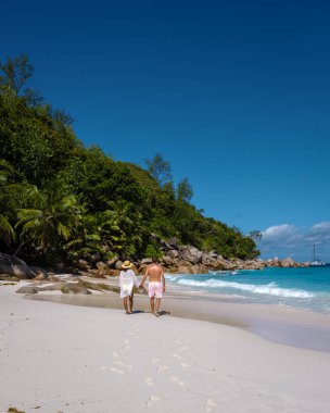 Anse Georgette Praslin Seyşeller, Seyşeller 'de lüks bir tatil sırasında tropik bir plajda yaşayan genç bir çift. Tropik plaj Anse Georgette Praslin Seyşeller