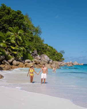 Anse Georgette Praslin Seyşeller, Seyşeller 'de lüks bir tatil sırasında tropik bir plajda yaşayan genç bir çift. Tropik plaj Anse Georgette Praslin Seyşeller
