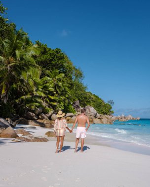Anse Georgette Praslin Seyşeller, Seyşeller 'de lüks bir tatil sırasında tropik bir plajda yaşayan genç bir çift. Tropik plaj Anse Georgette Praslin Seyşeller