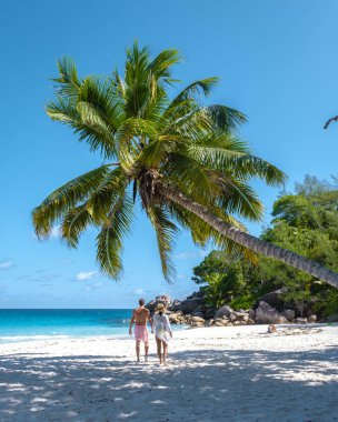 Anse Georgette Praslin Seyşeller, Seyşeller 'de lüks bir tatil sırasında tropik bir plajda yaşayan genç bir çift. Tropik plaj Anse Georgette Praslin Seyşeller