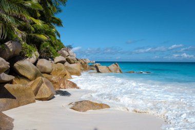 Anse Georgette Praslin Seyşeller, Seyşeller 'de lüks bir tatil sırasında tropikal plaj. Tropik plaj Anse Georgette Praslin Seyşeller