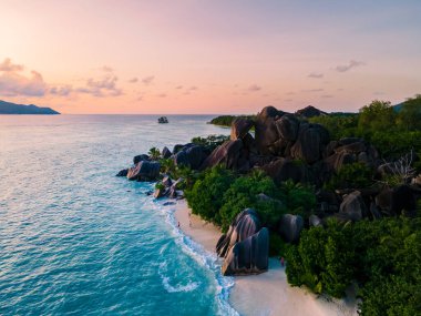 Anse Source dArgent, La Digue Seyşeller, Seyşeller 'de lüks bir tatil sırasında tropikal plaj. Tropik sahil Anse Kaynak dArgent, La Digue Seyşeller
