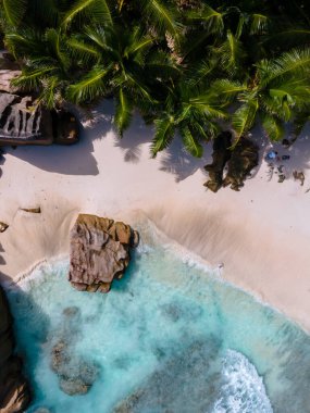 Anse Patates, La Digue Seyşeller, Seyşeller 'de lüks bir tatil sırasında insansız hava aracı tropikal plajı. Tropik sahil Anse Patates, La Digue Seyşeller