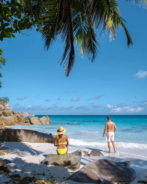 Anse Georgette Praslin Seychelles, young couple men and woman on a tropical beach during a luxury vacation in the Seychelles. Tropical beach Anse Georgette Praslin Seychelles — ストック写真