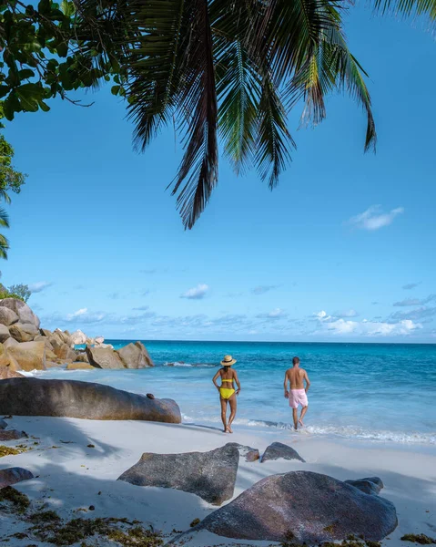 Anse Georgette Praslin Seychelles, young couple men and woman on a tropical beach during a luxury vacation in the Seychelles. Tropical beach Anse Georgette Praslin Seychelles — Fotografia de Stock