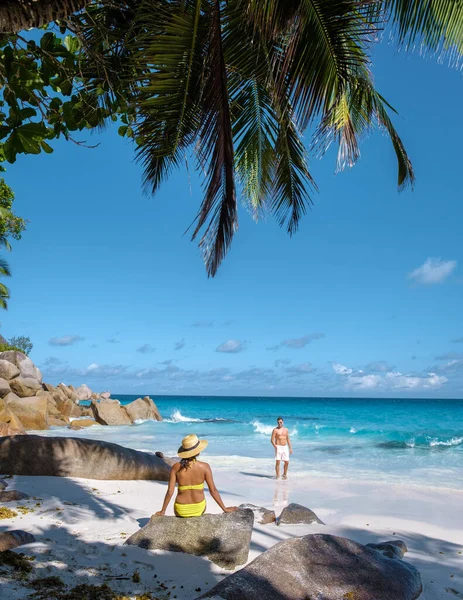 Anse Georgette Praslin Seychelles, young couple men and woman on a tropical beach during a luxury vacation in the Seychelles. Tropical beach Anse Georgette Praslin Seychelles — Stock Photo, Image
