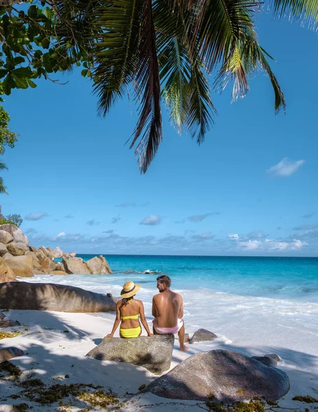 Anse Georgette Praslin Seychelles, young couple men and woman on a tropical beach during a luxury vacation in the Seychelles. Tropical beach Anse Georgette Praslin Seychelles — Fotografia de Stock