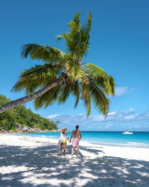 Anse Georgette Praslin Seychelles, young couple men and woman on a tropical beach during a luxury vacation in the Seychelles. Tropical beach Anse Georgette Praslin Seychelles — Stockfoto