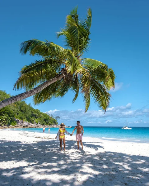 Anse Georgette Praslin Seychellen, jong stel mannen en vrouw op een tropisch strand tijdens een luxe vakantie op de Seychellen. Tropisch strand Anse Georgette Praslin Seychellen — Stockfoto
