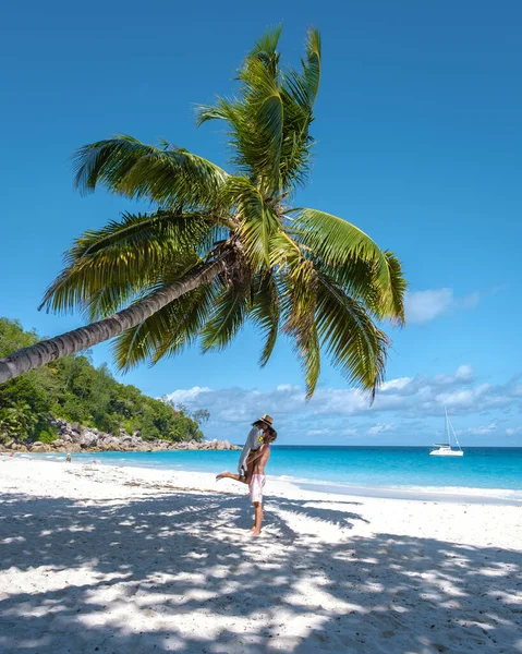 Anse Georgette Praslin Seszele, młoda para mężczyzn i kobiet na tropikalnej plaży podczas luksusowych wakacji na Seszelach. Tropikalna plaża Anse Georgette Praslin Seszele — Zdjęcie stockowe