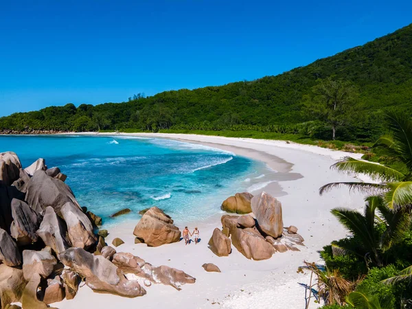 Anse Cocos La Digue Seychelles, giovane coppia di uomini e donne su una spiaggia tropicale durante una vacanza di lusso alle Seychelles. Spiaggia tropicale Anse Cocos La Digue Seychelles — Foto Stock