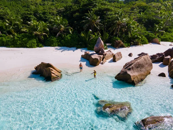 Anse Cocos La Digue Seyşeller, Seyşeller 'de lüks bir tatil sırasında tropik bir plajda yaşayan genç bir çift. Tropik sahil Anse Cocos La Digue Seyşeller