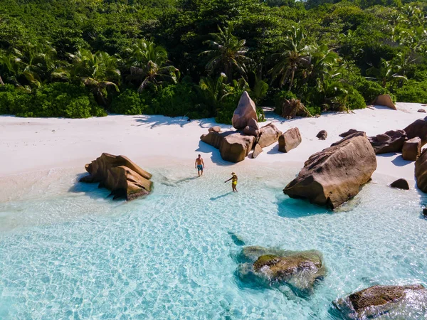 Anse Cocos La Digue Seychelles, young couple men and woman on a tropical beach during a luxury vacation in the Seychelles. Tropical beach Anse Cocos La Digue Seychelles — Stockfoto