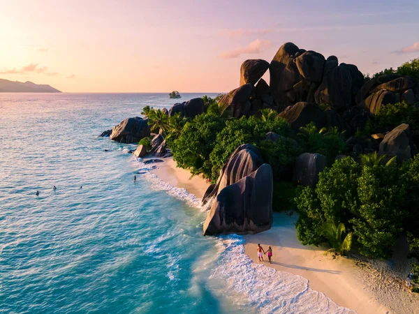 Anse Source dArgent, La Digue Seychelles, giovane coppia di uomini e donne su una spiaggia tropicale durante una vacanza di lusso alle Seychelles. Spiaggia tropicale Anse Source dArgent, La Digue Seychelles — Foto Stock
