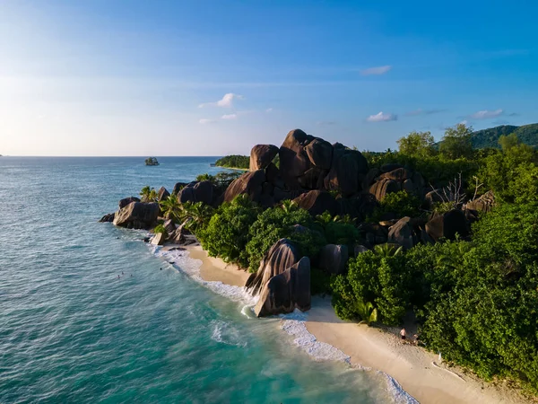 Anse Source dArgent, La Digue Seyşeller, Seyşeller 'de lüks bir tatil sırasında tropikal plaj. Tropik sahil Anse Kaynak dArgent, La Digue Seyşeller