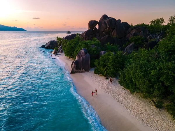 Anse Source dArgent, La Digue Seychelles, giovane coppia di uomini e donne su una spiaggia tropicale durante una vacanza di lusso alle Seychelles. Spiaggia tropicale Anse Source dArgent, La Digue Seychelles — Foto Stock